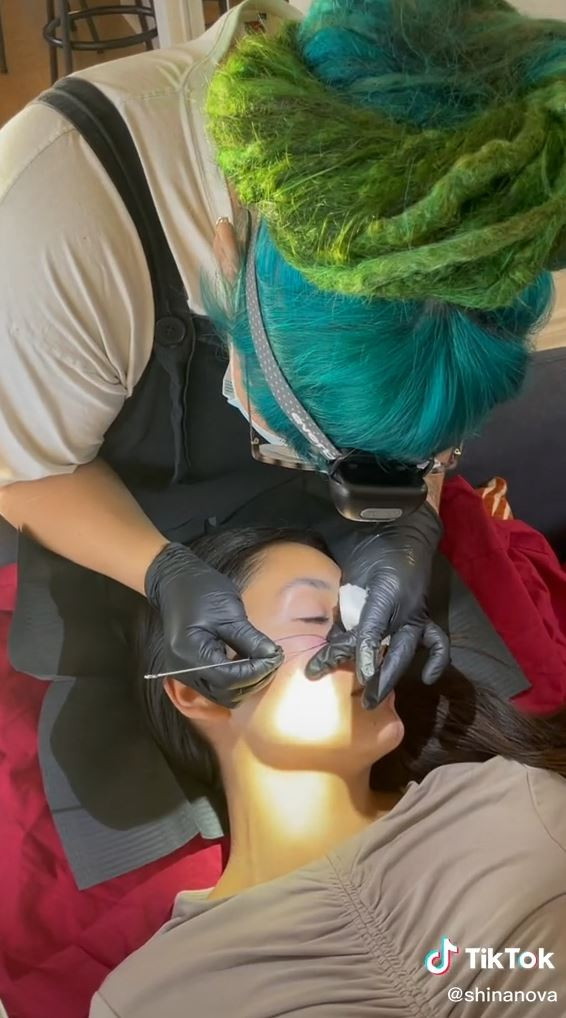 Video: Hình xăm lạ trên mặt của cô gái gây chú ý - Hình 2 Video: Hinh xam la tren mat cua co gai gay chu y-Hinh-2