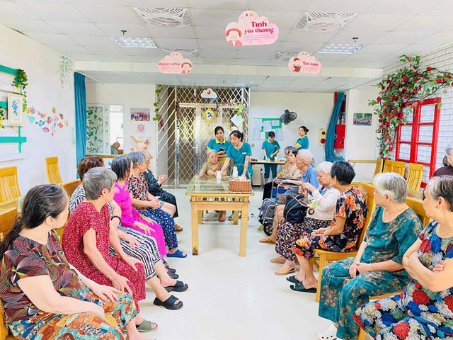 Gặp nhau ở viện dưỡng lão, 2 cụ bà thân như chị em ruột - Hình 2 Gap nhau o vien duong lao, 2 cu ba than nhu chi em ruot-Hinh-2