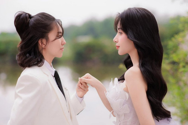 Hai cô gái xinh đẹp yêu nhau ngay từ lần đầu gặp mặt - Hình 2 Hai co gai xinh dep yeu nhau ngay tu lan dau gap mat-Hinh-2