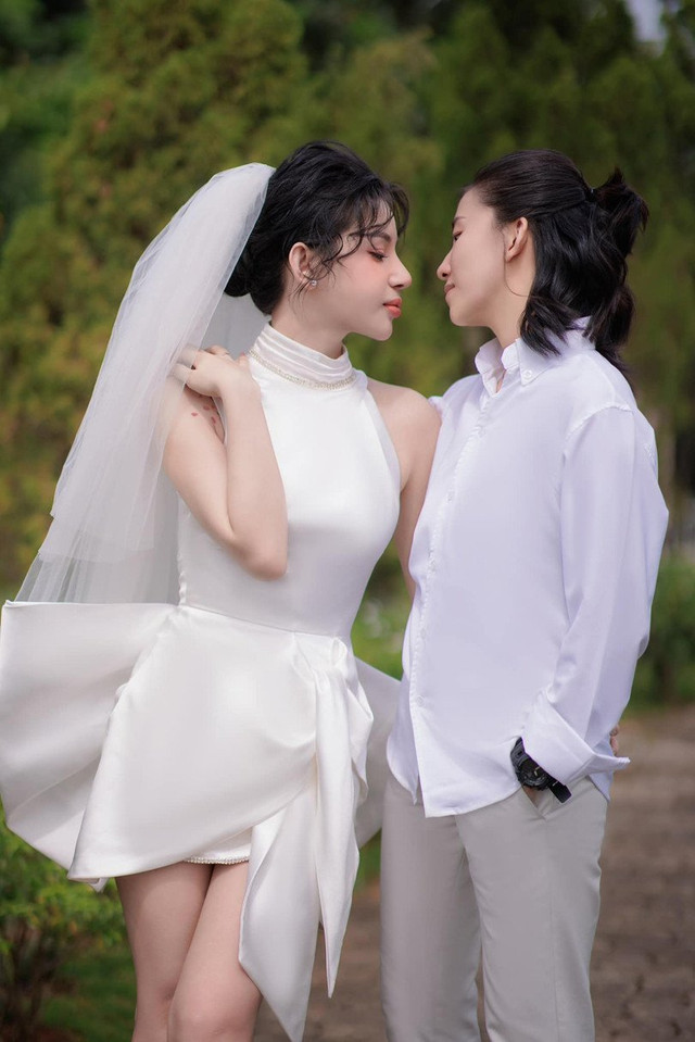 Hai cô gái xinh đẹp yêu nhau ngay từ lần đầu gặp mặt - Hình 3 Hai co gai xinh dep yeu nhau ngay tu lan dau gap mat-Hinh-3