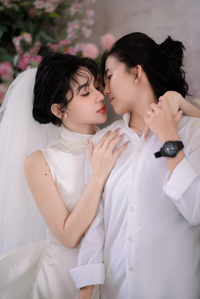 Hai cô gái xinh đẹp yêu nhau ngay từ lần đầu gặp mặt - Hình 4 Hai co gai xinh dep yeu nhau ngay tu lan dau gap mat-Hinh-4