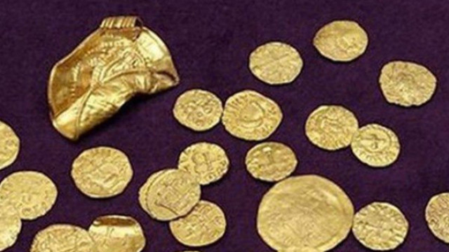 Đào đất tìm đồ cho bạn phát hiện kho báu trị giá chục tỷ - Hình 2 Dao dat tim do cho ban phat hien kho bau tri gia chuc ty-Hinh-2