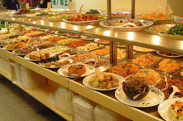 6 bí kíp giúp bạn đi ăn buffet được nhiều mà lâu bị no, không sợ lỗ - Hình 2 6 bi kip giup ban di an buffet duoc nhieu ma lau bi no, khong so lo-Hinh-2