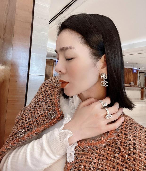 Lâm Bảo Châu viết thiệp mùi mẫn gửi Lệ Quyên, tuyên bố 3 chữ? - Hình 2 Lam Bao Chau viet thiep mui man gui Le Quyen, tuyen bo 3 chu?-Hinh-2