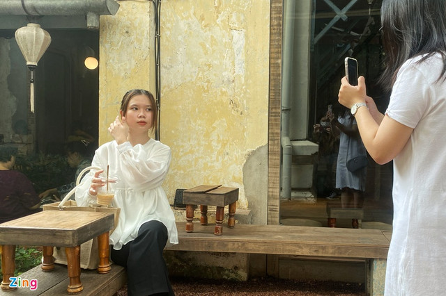 Quán cà phê bị biến thành studio chụp hình, sống ảo: 1,5 triệu/giờ - Hình 6 Quan ca phe bi bien thanh studio chup hinh, song ao: 1,5 trieu/gio-Hinh-6
