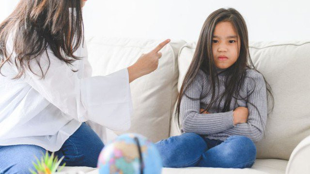 Đứa trẻ hay bị cha mẹ la mắng lớn lên có 6 điều tiêu cực này Dua tre hay bi cha me la mang lon len co 6 dieu tieu cuc nay