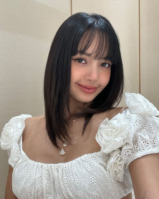 Lisa (BlackPink) diện chiếc áo bé xíu gây bão mạng Lisa (BlackPink) dien chiec ao be xiu gay bao mang