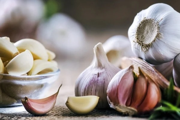 Tuyệt chiêu bóc vỏ tỏi đơn giản, nhanh chóng không sợ ám mùi Tuyet chieu boc vo toi don gian, nhanh chong khong so am mui