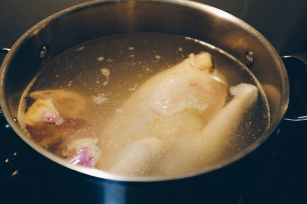 Luộc gà muốn bóng đẹp, thơm phức, đừng cho nước lã, nhớ mẹo này - Hình 2 Luoc ga muon bong dep, thom phuc, dung cho nuoc la, nho meo nay-Hinh-2