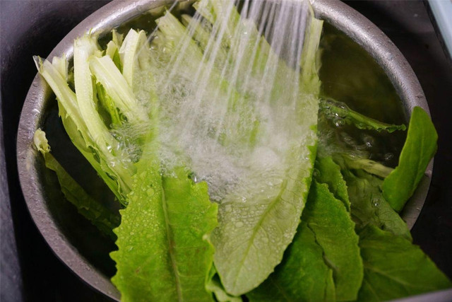 Loại rau có lượng vitamin C gấp 5 lần táo, giúp dưỡng da, dễ ngủ - Hình 6 Loai rau co luong vitamin C gap 5 lan tao, giup duong da, de ngu-Hinh-6