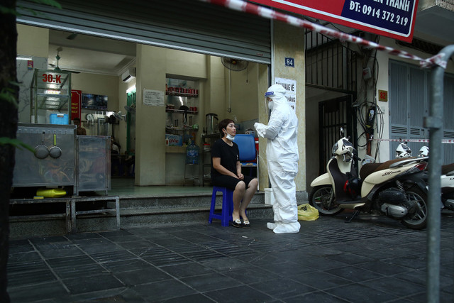 Hà Nội phong tỏa nhiều điểm ở phố Bùi Thị Xuân sau 5 ca dương tính nCoV - Hình 9 Ha Noi phong toa nhieu diem o pho Bui Thi Xuan sau 5 ca duong tinh nCoV-Hinh-9