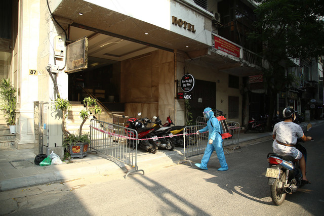 Hà Nội phong tỏa nhiều điểm ở phố Bùi Thị Xuân sau 5 ca dương tính nCoV - Hình 3 Ha Noi phong toa nhieu diem o pho Bui Thi Xuan sau 5 ca duong tinh nCoV-Hinh-3