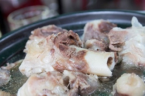 Hầm xương làm thêm bước này nước xương có màu trắng sữa, thơm phức Ham xuong lam them buoc nay nuoc xuong co mau trang sua, thom phuc