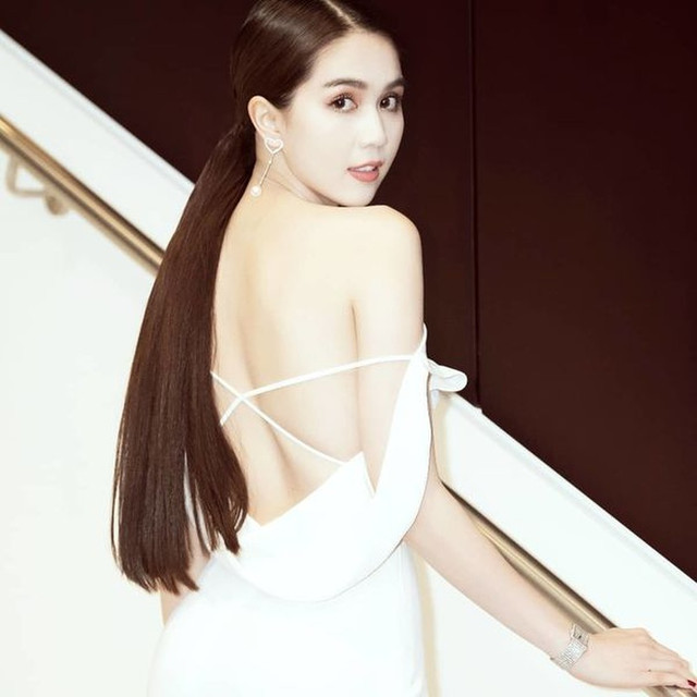 Ngọc Trinh để lộ lưng trần nhiều khuyết điểm, không còn nuột nà như xưa - Hình 4 Ngoc Trinh de lo lung tran nhieu khuyet diem, khong con nuot na nhu xua-Hinh-4