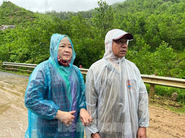 Nghe nhiều tiếng động lớn trước khi núi lở vùi lấp đi mọi thứ - Hình 2 Nghe nhieu tieng dong lon truoc khi nui lo vui lap di moi thu-Hinh-2