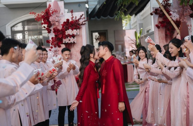 Cô gái lấy chồng cách nhà 6m, đám cưới có nhiều điểm lạ - Hình 2 Co gai lay chong cach nha 6m, dam cuoi co nhieu diem la-Hinh-2