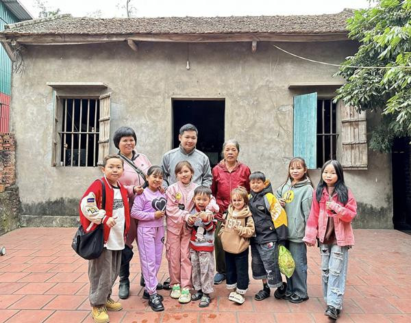 Cô gái tí hon nặng 25kg vượt hơn 1.100km về nhà bạn trai - Hình 3 Co gai ti hon nang 25kg vuot hon 1.100km ve nha ban trai-Hinh-3