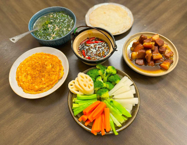 Mẹ đảm khoe loạt mâm cơm 100 nghìn 4 người ăn, ai cũng khen Me dam khoe loat mam com 100 nghin 4 nguoi an, ai cung khen