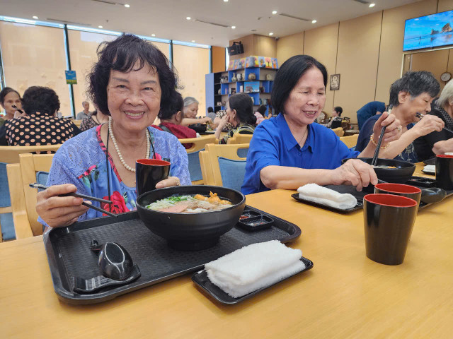 Người già sáng đến viện dưỡng lão, chiều quây quần cùng con cháu - Hình 2 Nguoi gia sang den vien duong lao, chieu quay quan cung con chau-Hinh-2