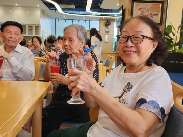 Người già sáng đến viện dưỡng lão, chiều quây quần cùng con cháu Nguoi gia sang den vien duong lao, chieu quay quan cung con chau