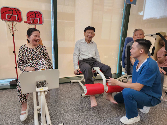 Người già sáng đến viện dưỡng lão, chiều quây quần cùng con cháu - Hình 3 Nguoi gia sang den vien duong lao, chieu quay quan cung con chau-Hinh-3