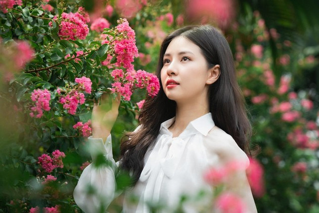 Ngắm bộ ảnh thiếu nữ bên hoa tường vi đầy sức sống - Hình 9 Ngam bo anh thieu nu ben hoa tuong vi day suc song-Hinh-9
