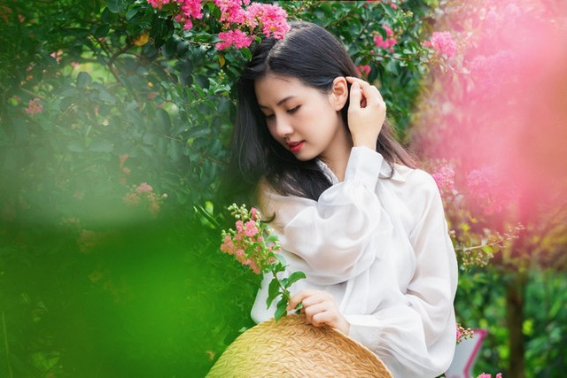 Ngắm bộ ảnh thiếu nữ bên hoa tường vi đầy sức sống - Hình 7 Ngam bo anh thieu nu ben hoa tuong vi day suc song-Hinh-7