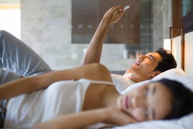 5 dấu hiệu chứng tỏ chồng đang lén lút "tòm tem" với đồng nghiệp - Hình 2 5 dau hieu chung to chong dang len lut
