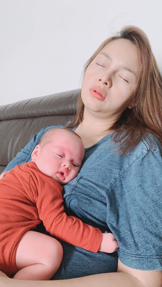 Hình ảnh mẹ bỉm của Á hậu Diễm Châu: Đầu bù tóc rối Hinh anh me bim cua A hau Diem Chau: Dau bu toc roi