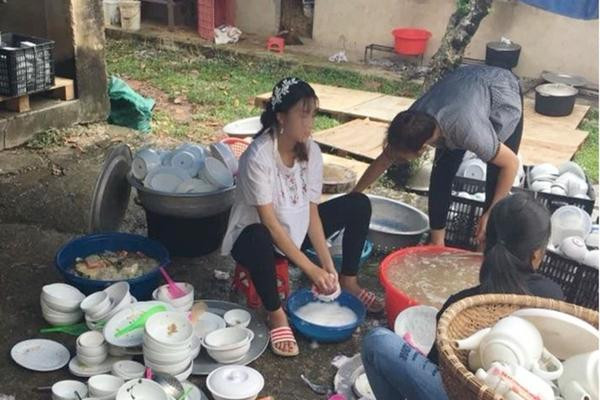 Mới đẻ bị bắt rửa bát, con dâu vứt hết vào sọt rác - Hình 2 Moi de bi bat rua bat, con dau vut het vao sot rac-Hinh-2