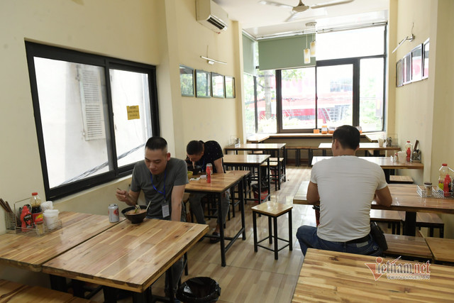 Lý do Hà Nội chỉ cho hàng quán mở cửa đến 21h - Hình 3 Ly do Ha Noi chi cho hang quan mo cua den 21h-Hinh-3