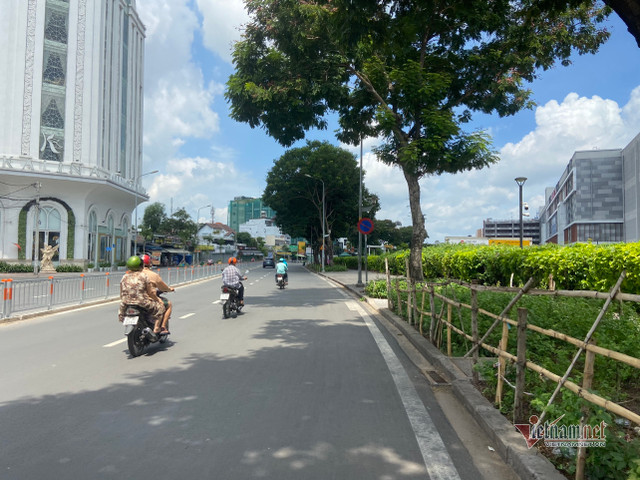 Siêu thị lớn nhất TP.HCM đóng cửa vì liên quan ca nghi nhiễm COVID-19 - Hình 13 Sieu thi lon nhat TP.HCM dong cua vi lien quan ca nghi nhiem COVID-19-Hinh-13