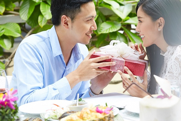 Bất ngờ bạn trai quỳ xuống cầu hôn tôi trước mặt người yêu cũ Bat ngo ban trai quy xuong cau hon toi truoc mat nguoi yeu cu