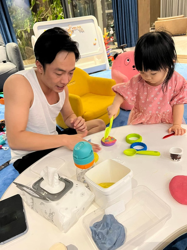 Cường Đô La công khai chở "trà xanh" xuống phố bằng siêu xe - Hình 5 Cuong Do La cong khai cho