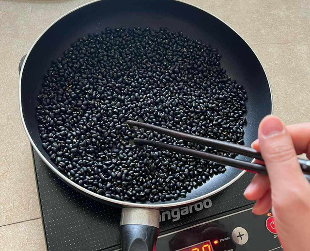 Nước đậu đen rang uống đẹp da, giảm cân, nhớ thêm gia vị này Nuoc dau den rang uong dep da, giam can, nho them gia vi nay