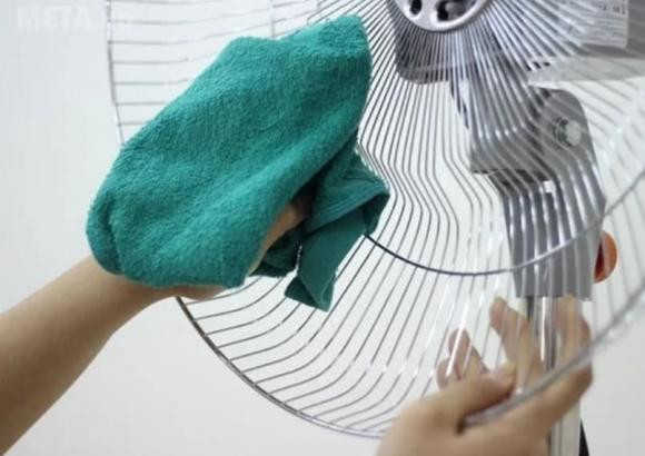 Mẹo vệ sinh quạt điện mà không cần tháo rời - Hình 4 Meo ve sinh quat dien ma khong can thao roi-Hinh-4