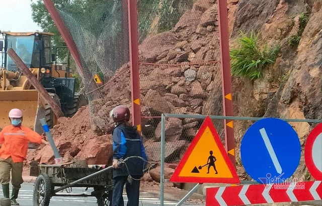 Mưa lớn, hồ đập ở Nghệ An xả lũ khiến hàng trăm nhà dân bị ngập - Hình 10 Mua lon, ho dap o Nghe An xa lu khien hang tram nha dan bi ngap-Hinh-10