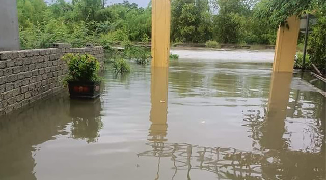 Mưa lớn, hồ đập ở Nghệ An xả lũ khiến hàng trăm nhà dân bị ngập - Hình 5 Mua lon, ho dap o Nghe An xa lu khien hang tram nha dan bi ngap-Hinh-5