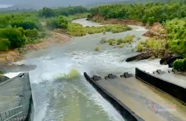 Mưa lớn, hồ đập ở Nghệ An xả lũ khiến hàng trăm nhà dân bị ngập Mua lon, ho dap o Nghe An xa lu khien hang tram nha dan bi ngap