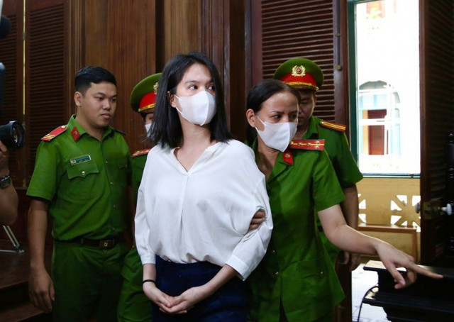 Từ hình ảnh bị cáo Đỗ Hữu Ca: Quy định trang phục tại tòa sao? - Hình 2 Tu hinh anh bi cao Do Huu Ca: Quy dinh trang phuc tai toa sao?-Hinh-2