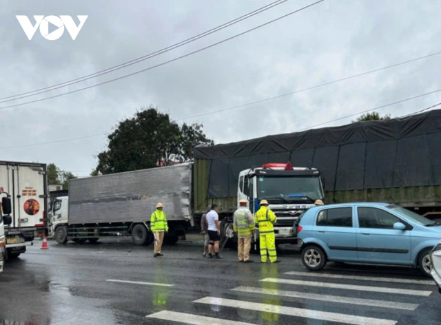 Tai nạn giao thông liên hoàn trên Quốc lộ 1A qua Quảng Bình Tai nan giao thong lien hoan tren Quoc lo 1A qua Quang Binh
