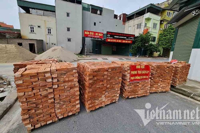 Dựng tường gạch, lập 14 chốt quanh xã có 6 ca mắc Covid-19 - Hình 4 Dung tuong gach, lap 14 chot quanh xa co 6 ca mac Covid-19-Hinh-4