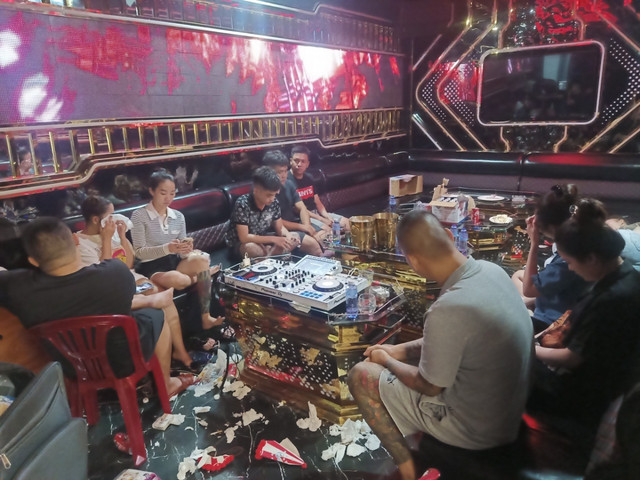 Công an đột kích quán karaoke, phát hiện 32 người dương tính với ma túy Cong an dot kich quan karaoke, phat hien 32 nguoi duong tinh voi ma tuy