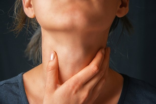 Với 1 cốc nước, chuyên gia chỉ bạn cách phát hiện bệnh tuyến giáp - Hình 2 Voi 1 coc nuoc, chuyen gia chi ban cach phat hien benh tuyen giap-Hinh-2