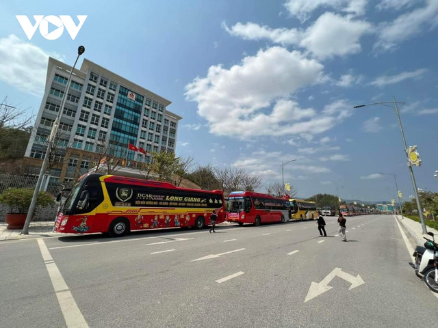Hàng chục xe khách ở Điện Biên đồng loạt bỏ chuyến Hang chuc xe khach o Dien Bien dong loat bo chuyen