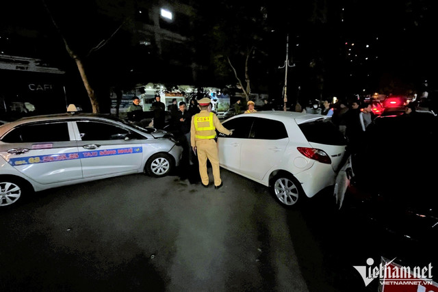 Hà Nội: 5 ô tô đâm liên hoàn trong khu đô thị Ha Noi: 5 o to dam lien hoan trong khu do thi