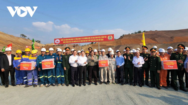 Thủ tướng thị sát dự án nhà máy thuỷ điện Hoà Bình mở rộng - Hình 4 Thu tuong thi sat du an nha may thuy dien Hoa Binh mo rong-Hinh-4