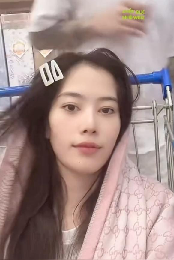Nam Em ngồi xe đẩy hàng, cùng chồng sắp cưới "đại náo" siêu thị - Hình 3 Nam Em ngoi xe day hang, cung chong sap cuoi