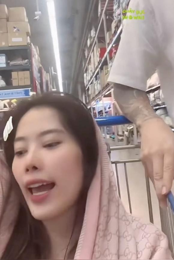 Nam Em ngồi xe đẩy hàng, cùng chồng sắp cưới "đại náo" siêu thị - Hình 2 Nam Em ngoi xe day hang, cung chong sap cuoi