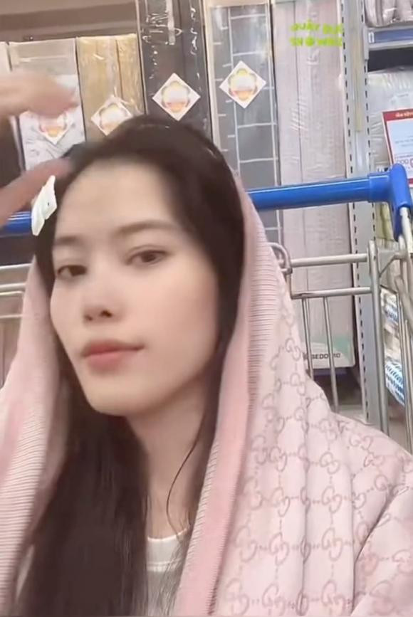 Nam Em ngồi xe đẩy hàng, cùng chồng sắp cưới "đại náo" siêu thị - Hình 4 Nam Em ngoi xe day hang, cung chong sap cuoi
